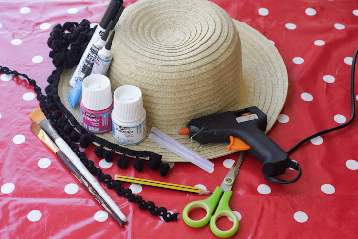 Τα υλικά και τα εργαλεία για το καπέλο παραλίας